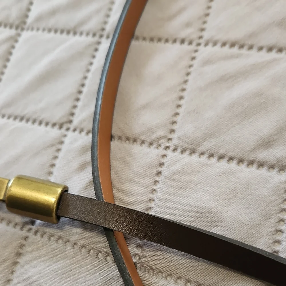 Elegant Brown Leather Belt with Gold Buckle - Picture 4 of 5